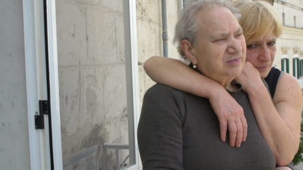 Üzgün yaşlı kadın ve kızı — Stok video