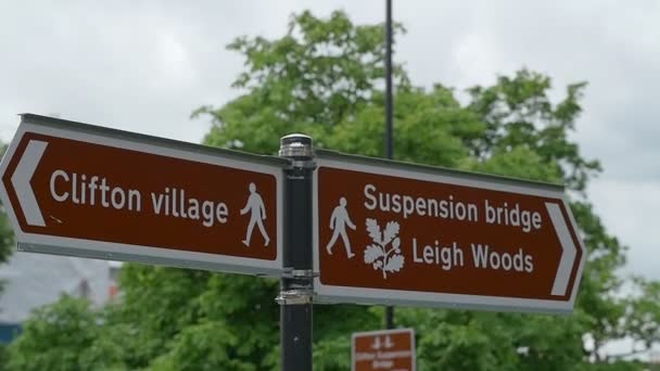 Bristol: suspension bridge and clifton area: road sign — Αρχείο Βίντεο