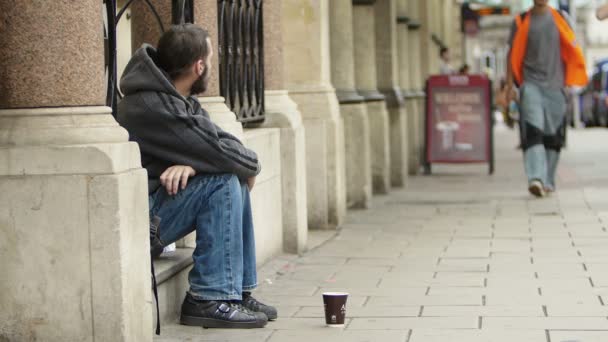 Ztratil práci. Nezaměstnaní žebráci, žijící na ulici. — Stock video