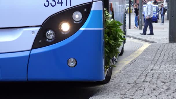 Passagiers uitstappen van de bus bij de bushalte — Stockvideo