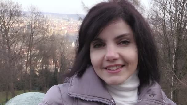 Mosolygó nő Prága háttérben — Stock videók