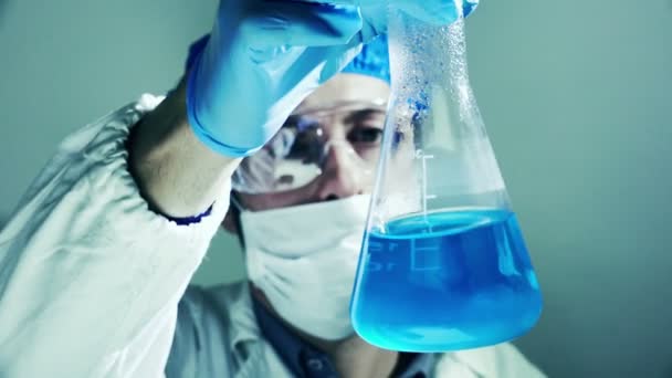 Investigación científica en laboratorio — Vídeo de stock