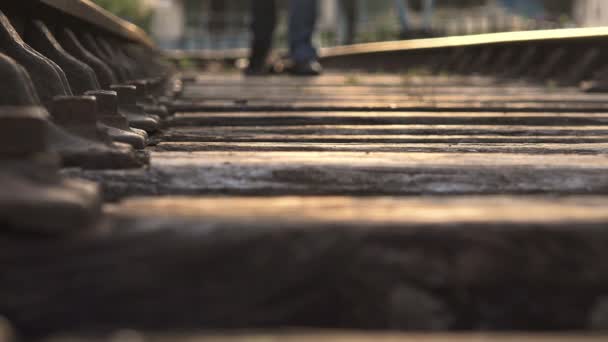 Hombre caminando sobre el ferrocarril al atardecer: soledad, depresión, escape — Vídeos de Stock