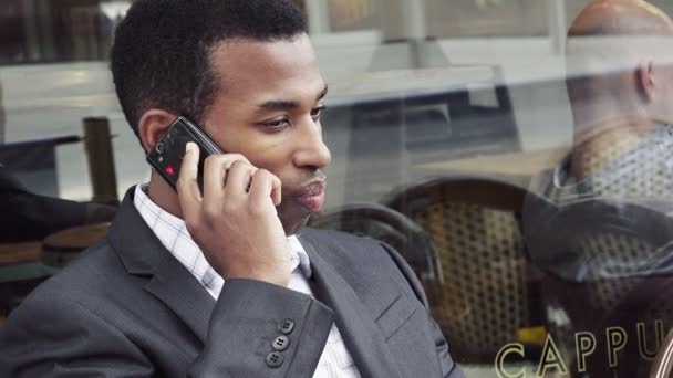 Homme d'affaires parlant par smartphone — Video