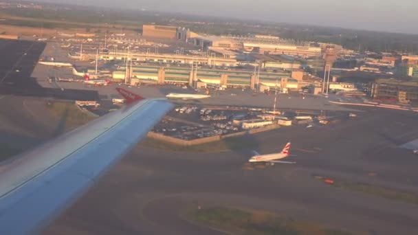 Flugzeug hebt mit Schatten am Boden ab — Stockvideo