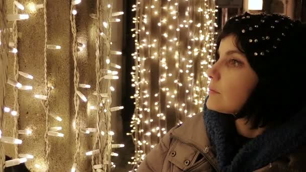Mujer mirando las luces de Navidad — Vídeo de stock