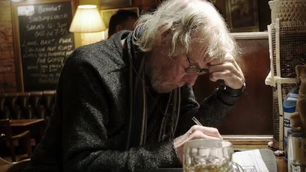 Älterer Mann konzentriert beim Sudoku, Kreuzworträtsel — Stockvideo