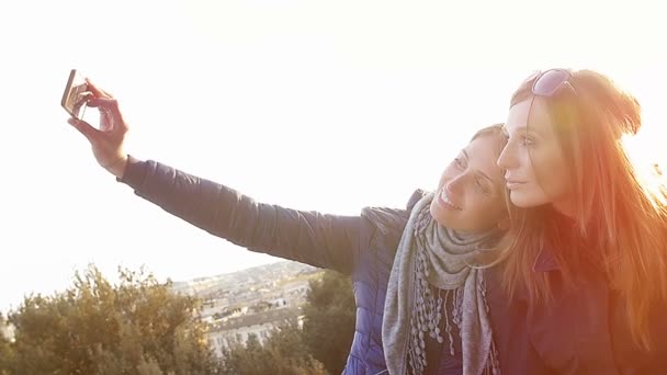 Selfie maken in het park: twee jonge vrouwen maken een selfie — Stockvideo