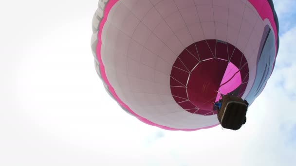 Bristol - 2015-ig, augusztus: Balloon Fiesta - forró levegő léggömbök égetés mező — Stock videók