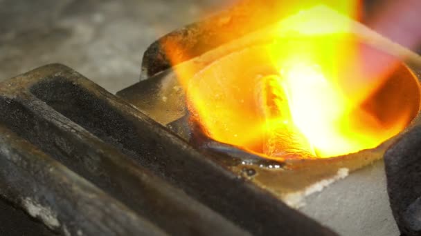 Goldsmith smältning en silver bit — Stockvideo