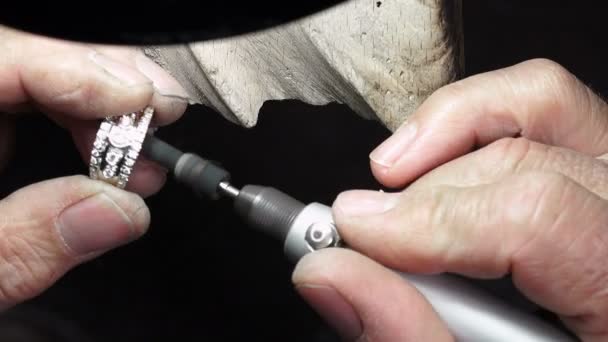 Goldsmith is polishing silver ring — Stock Video