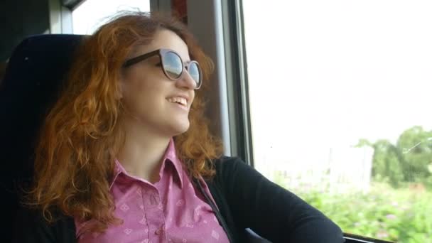 Женщина путешествует на поезде — стоковое видео