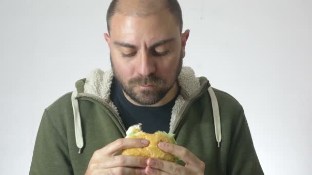 Man eating an XXL hamburger: diet, junk food, fast food — Stock Video