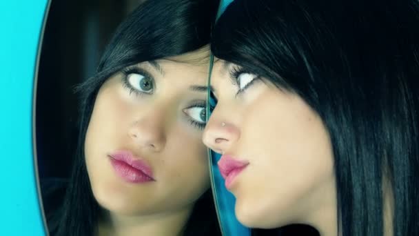 Жінка дивиться у дзеркало — стокове відео