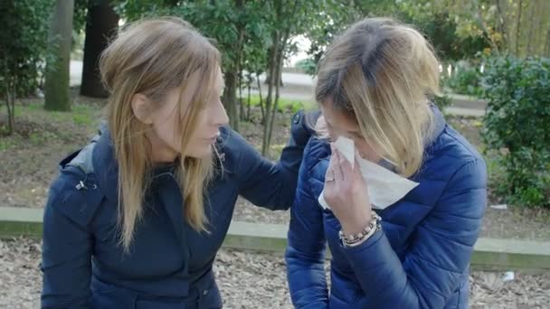 Молодая женщина утешает свою подругу: проблемы, неприятности, печаль, кризис — стоковое видео