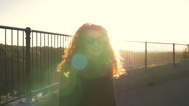 Frau mit rotem Kopf bei Sonnenuntergang — Stockvideo