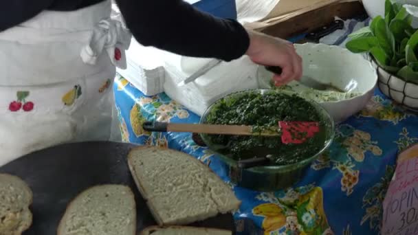 Приготування вуличної їжі зі скибочкою хліба та овочевих соусів — стокове відео