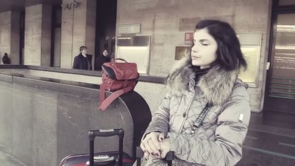 Kvinna i tågstationen väntar på tåget på plattform — Stockvideo