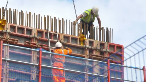 Hombres en el trabajo en el sitio de construcción — Vídeo de stock