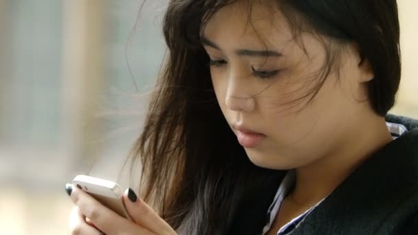 Asiatique femme en utilisant smartphone 