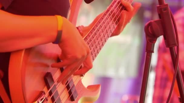 Muzyk grający na gitarze basowej — Wideo stockowe
