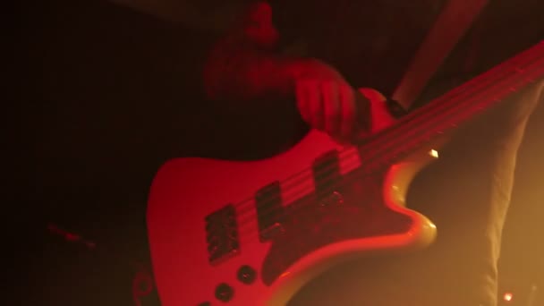 Bassgitarre im Konzert — Stockvideo