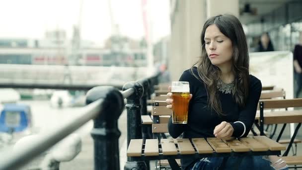 喝啤酒的女人 — 图库视频影像