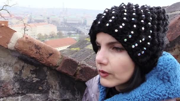在布拉格的冬天很伤心女人 — 图库视频影像