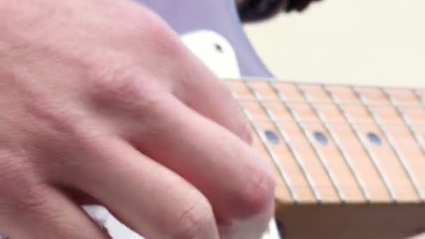 Close up tiro de cordas e mãos guitarrista tocando guitarra — Vídeo de Stock