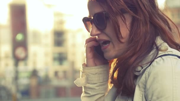 Vrouw met smartphone in de stad — Stockvideo