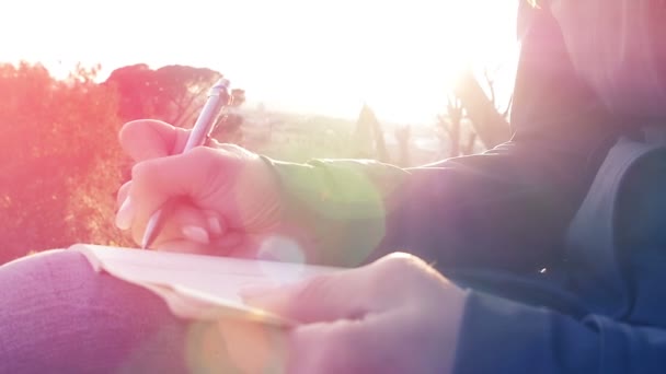 Mujer escribiendo en su diario — Vídeos de Stock