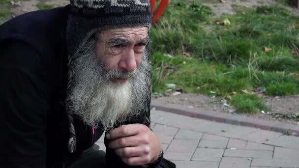 Homme dans la rue attendant la charité — Video