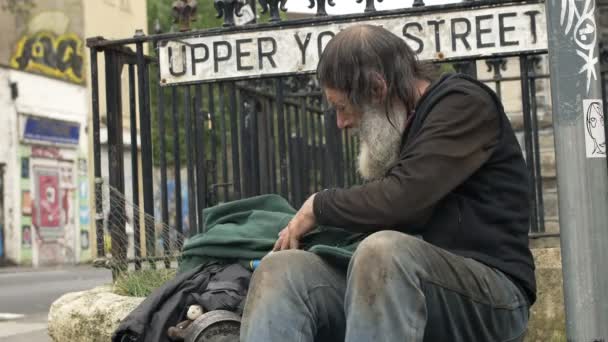 Pessoa sem abrigo sentada na rua — Vídeo de Stock