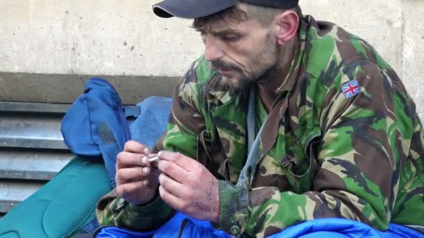 Jongeman vraagt voor goede doelen in de Straat: dakloze bedelen — Stockvideo