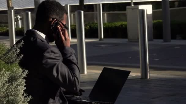 Bello uomo d'affari che lavora in un computer portatile — Video Stock