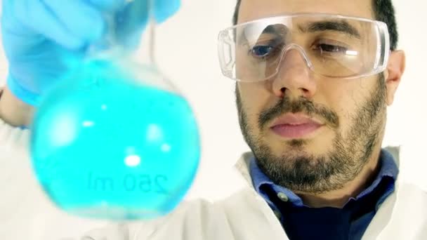 Scienziato che lavora in un laboratorio di ricerca — Video Stock