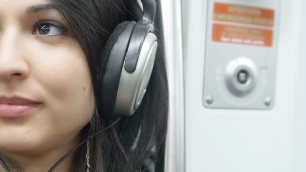 Mujer escuchando música — Vídeos de Stock