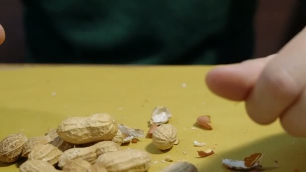 Детали рук, поедающих арахис — стоковое видео