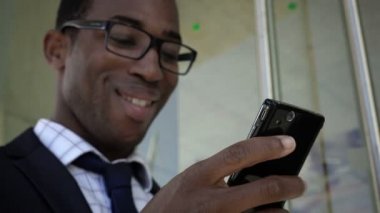 işadamı bir iletiyi okur