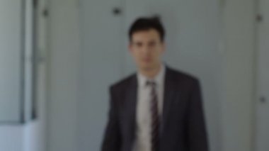 son derece iddialı işadamı kamera doğru yürüyüş