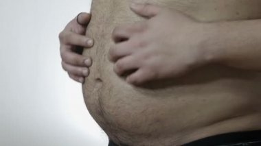 sorunları kilolu: adam ellerini karnına hits