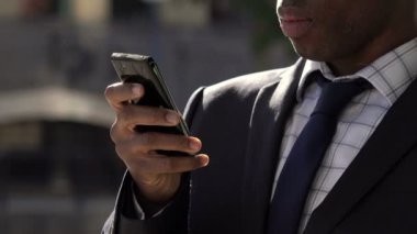 zarif işadamı Smartphone kullanarak