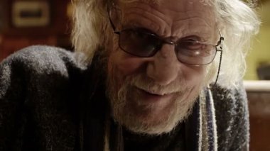 kendinden emin ve gülümseyen yaşlı adam portresi