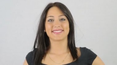 mutlu ve gülümseyen kadın