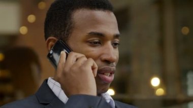 Smartphone ile konuşan işadamı