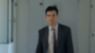 Kameranın doğru yürüyüş kendinden emin ve güzel iş adamı
