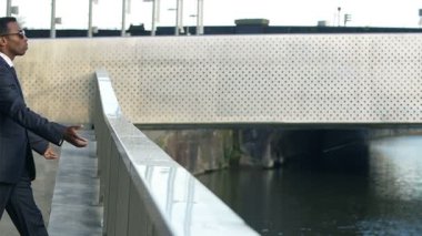 yakışıklı işadamı çitte eğilir