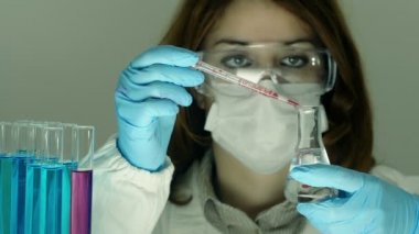 Laboratuar ekipmanları kullanarak araştırmacı