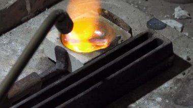 Gümüş bir parça erime goldsmith