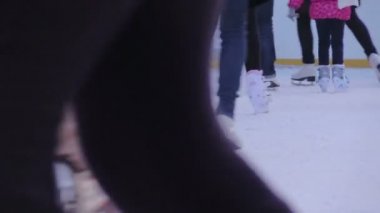 Prag'daki Charles Köprüsü üzerinde kişi